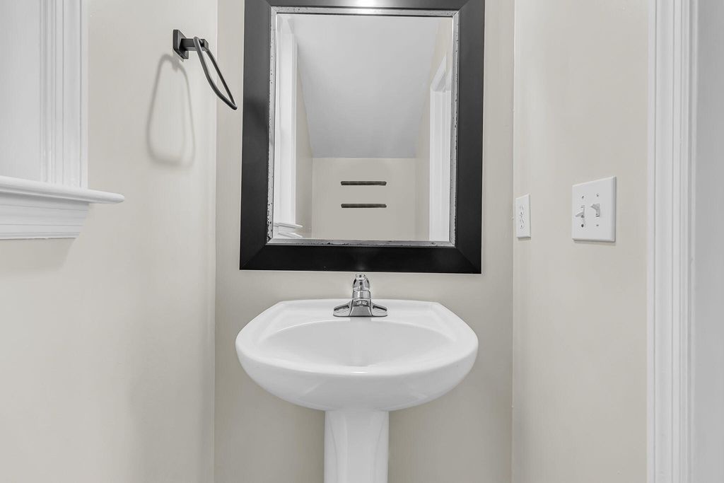 Image 16 of property listing at 100 Hyacinth Street, Summerville, SC 29483