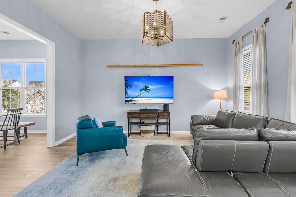 Image 7 of property listing at 100 Hyacinth Street, Summerville, SC 29483