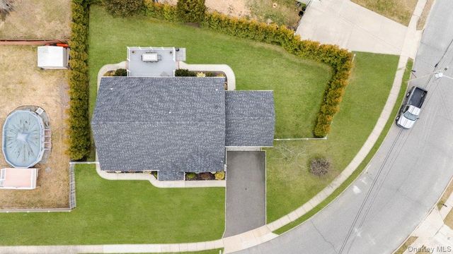 66 Arch Drive, Holbrook, NY 11741