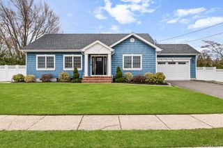 66 Arch Drive, Holbrook, NY 11741