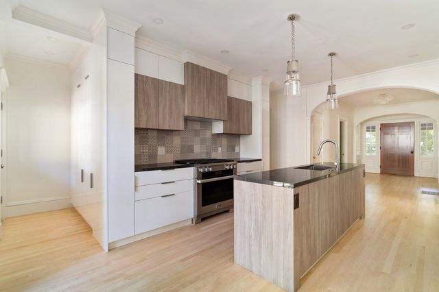 26 Beals 1, Brookline, MA 02446