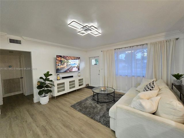 6571 Park St, Hollywood, FL 33024