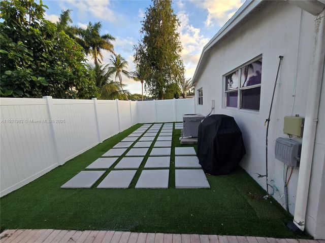 6571 Park St, Hollywood, FL 33024