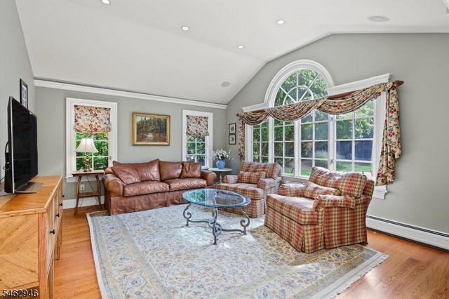 359 Lakeview Dr, Wyckoff Twp., NJ 07481
