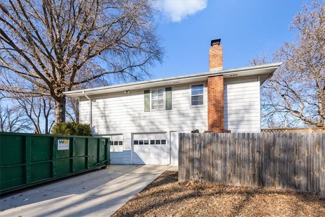 9229 Farley Lane, Overland Park, KS 66212