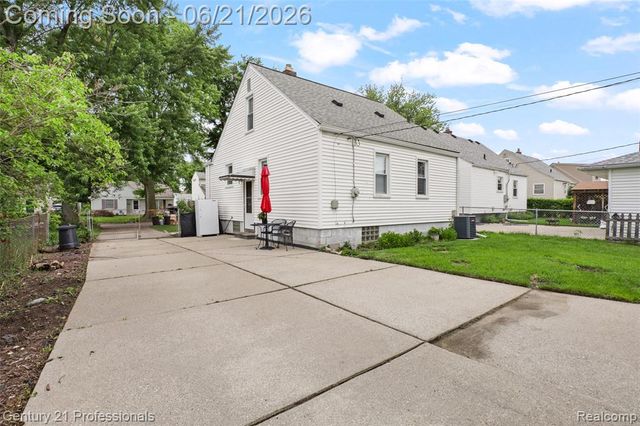 115 Gargantua Avenue, Clawson, MI 48017