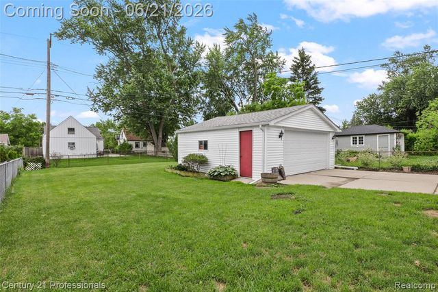 115 Gargantua Avenue, Clawson, MI 48017