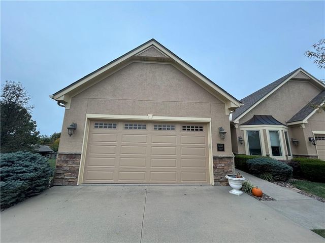 508 Ashurst Court, Lee's Summit, MO 64081