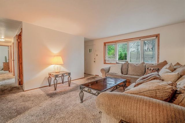 954 Ellen Dr, Baldwin Boro, PA 15227