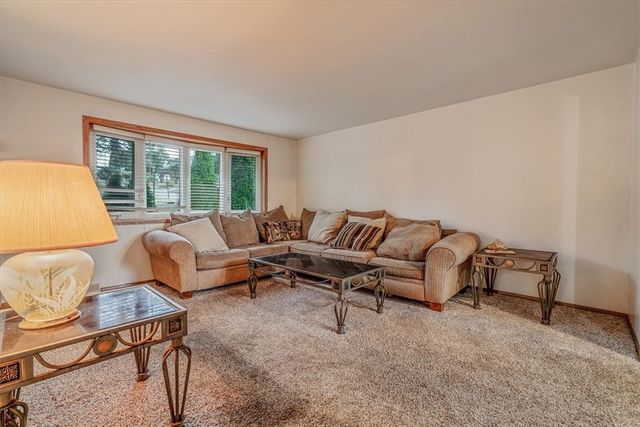 954 Ellen Dr, Baldwin Boro, PA 15227