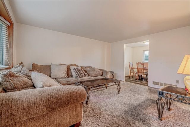 954 Ellen Dr, Baldwin Boro, PA 15227