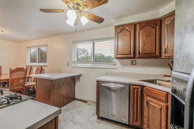 954 Ellen Dr, Baldwin Boro, PA 15227