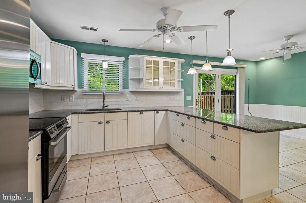 Image 9 of property listing at 434 PEACH CT, Annapolis, MD 21409