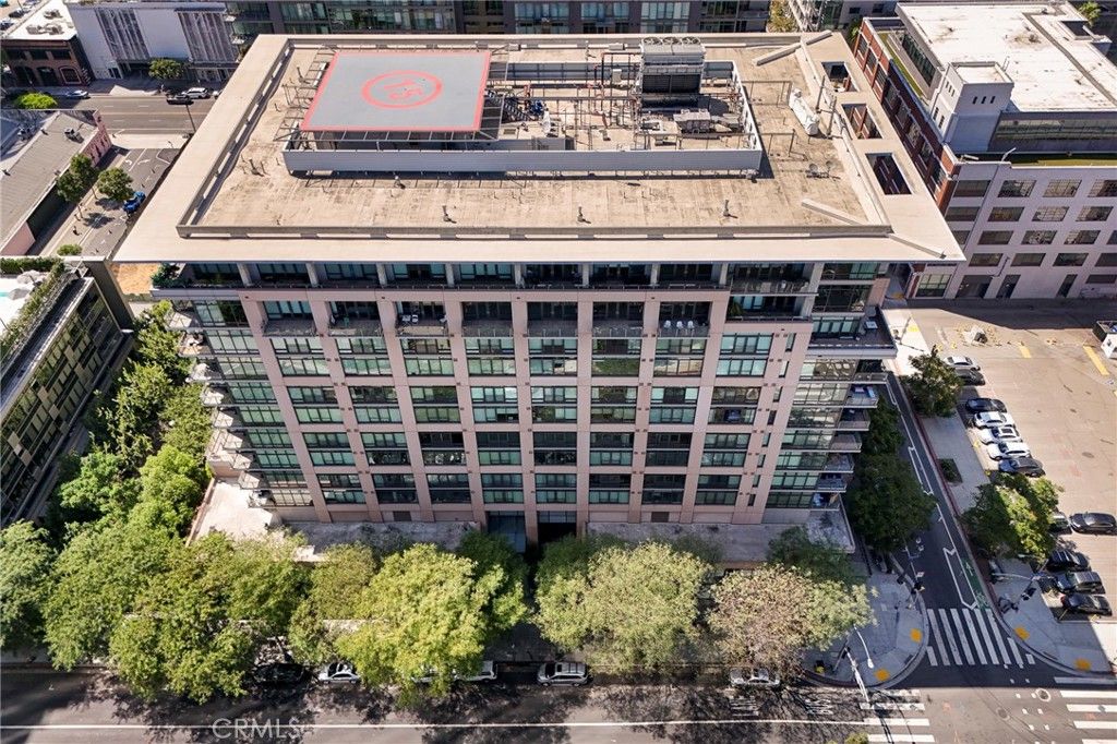 Image 27 of property listing at 1111 S Grand Avenue 1102, Los Angeles, CA 90015