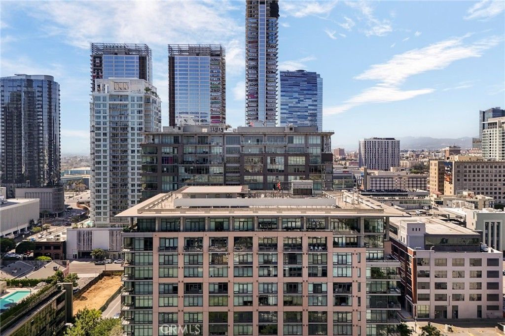 Image 28 of property listing at 1111 S Grand Avenue 1102, Los Angeles, CA 90015