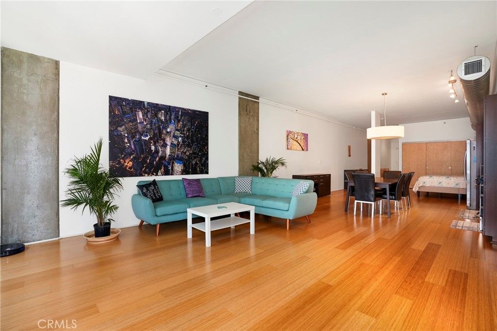 Image 4 of property listing at 1111 S Grand Avenue 1102, Los Angeles, CA 90015
