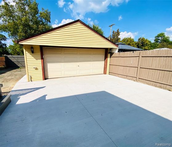 734 Highland Street, Wyandotte, MI 48192