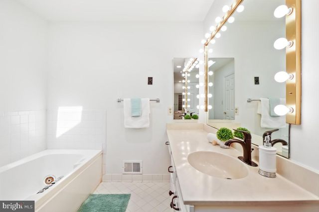 10904 ROUNDTABLE CT, Rockville, MD 20852