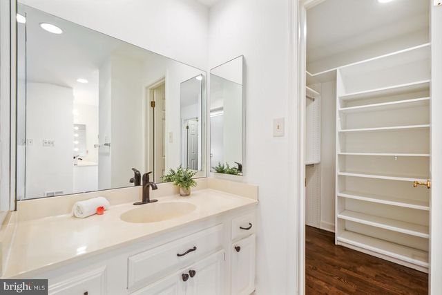 10904 ROUNDTABLE CT, Rockville, MD 20852