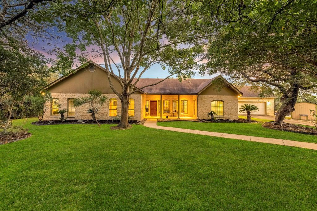 810 Bluff Ridge CT, New Braunfels, TX 78132