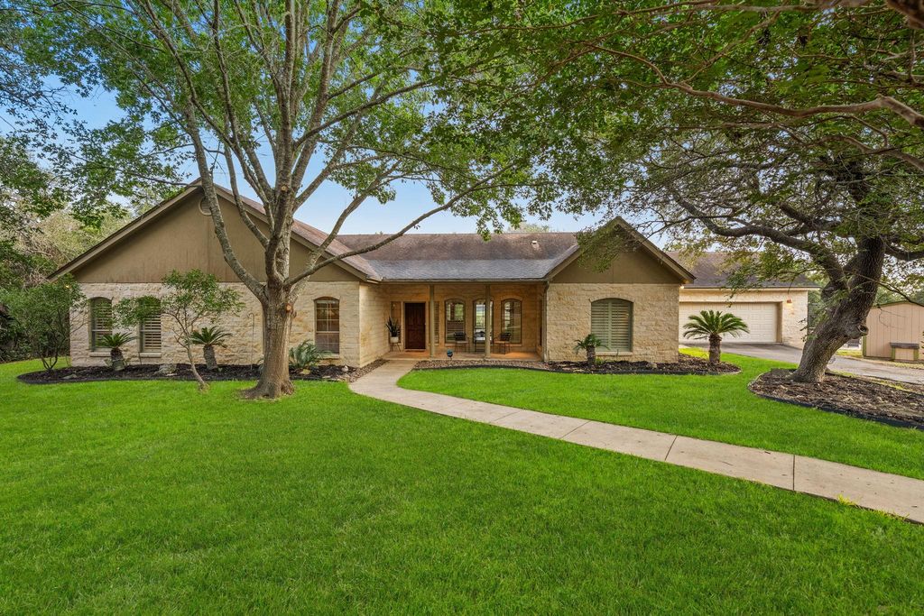 810 Bluff Ridge CT, New Braunfels, TX 78132