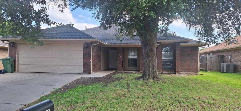 802 Crystal Creek Lane, Arlington, TX 76001