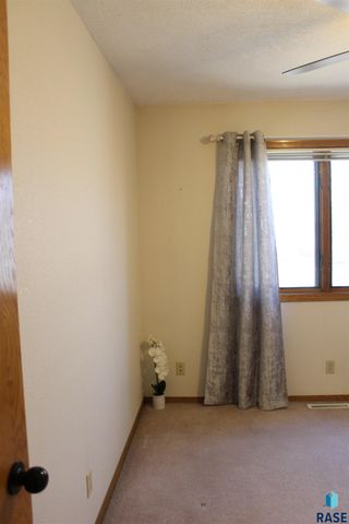 716 E Magnolia Dr Drive, Brandon, SD 57005