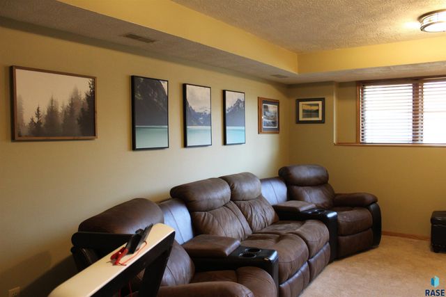 716 E Magnolia Dr Drive, Brandon, SD 57005