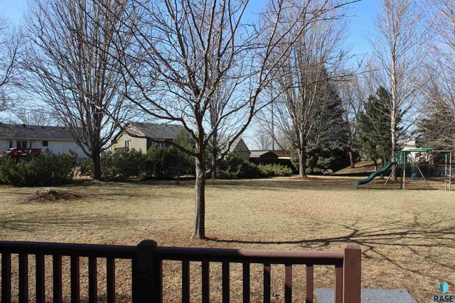 716 E Magnolia Dr Drive, Brandon, SD 57005