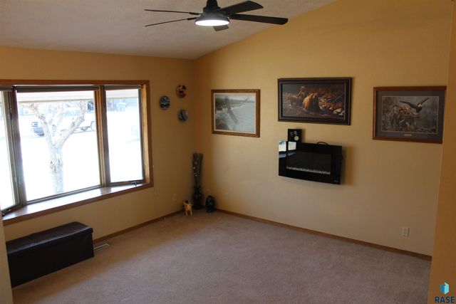 716 E Magnolia Dr Drive, Brandon, SD 57005