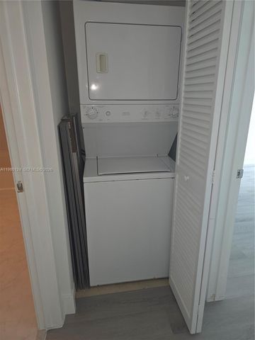 950 Brickell Bay Dr 1508, Miami, FL 33131