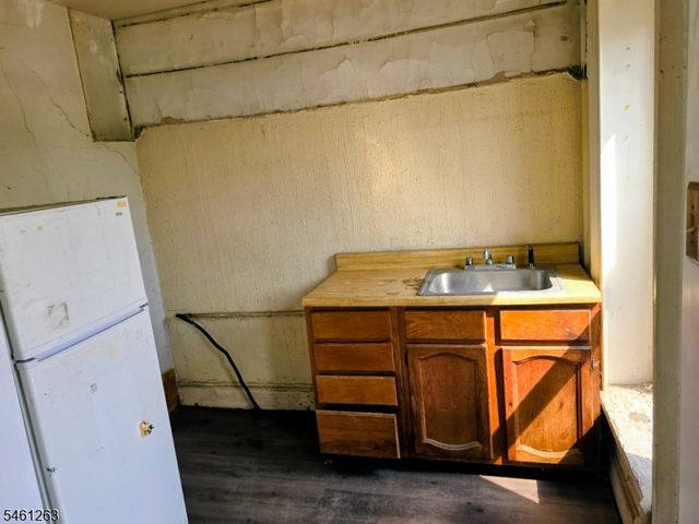 23 Whitman Ave, Jersey City, NJ 07306