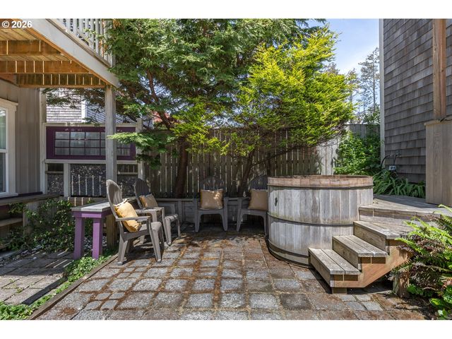 2586 Sw ANEMONE Ave, Lincoln City, OR 97367