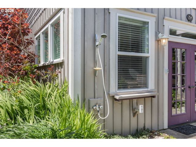 2586 Sw ANEMONE Ave, Lincoln City, OR 97367