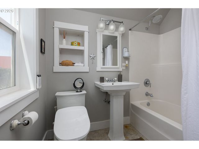 2586 Sw ANEMONE Ave, Lincoln City, OR 97367