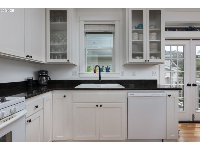 2586 Sw ANEMONE Ave, Lincoln City, OR 97367