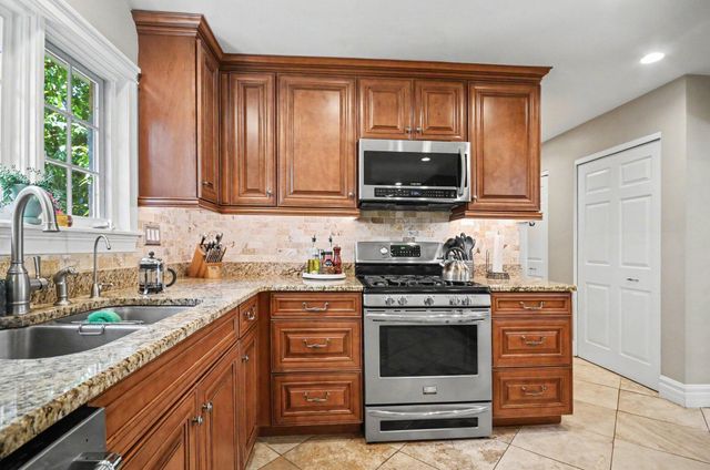 25800 Franklin Park Court, Franklin Vllg, MI 48025