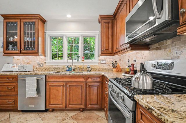 25800 Franklin Park Court, Franklin Vllg, MI 48025