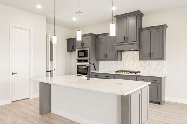 933 Cannes Drive, Red Oak, TX 75154