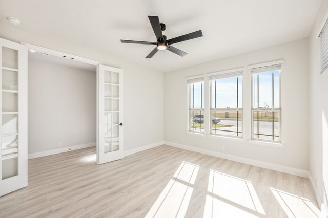 933 Cannes Drive, Red Oak, TX 75154