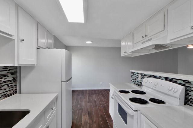 7047 Bissonnet Street 117, Houston, TX 77074