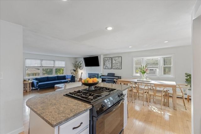 49 Longfellow Dr, Newburyport, MA 01950