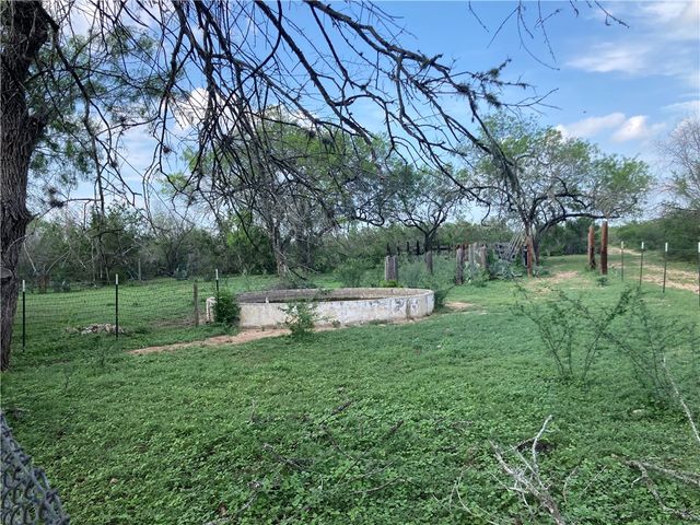 101 CR 101, San Diego, TX 78384