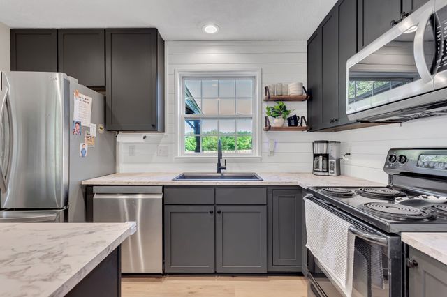 425 Creekside Ln, Spring Hill, TN 37174