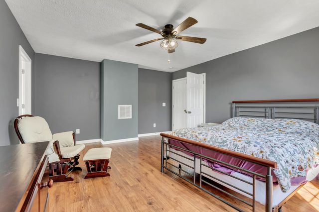425 Creekside Ln, Spring Hill, TN 37174