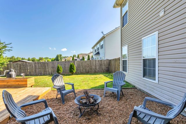 425 Creekside Ln, Spring Hill, TN 37174