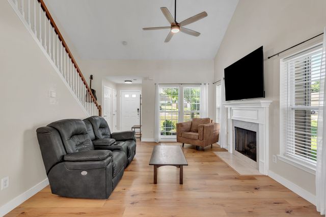 425 Creekside Ln, Spring Hill, TN 37174