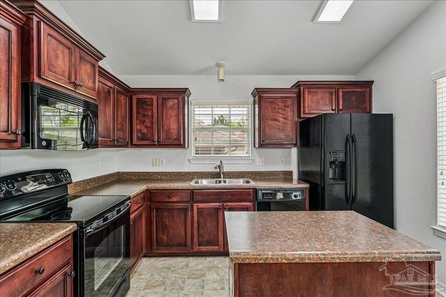 800 Bunting Ct, Cantonment, FL 32533