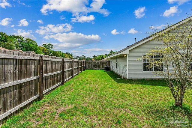 800 Bunting Ct, Cantonment, FL 32533