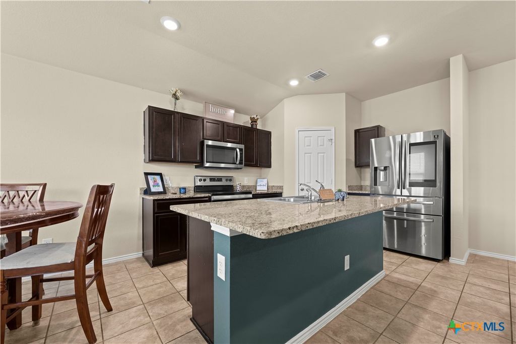 Image 8 of property listing at 6115 Sally Ride Lane, Killeen, TX 76543